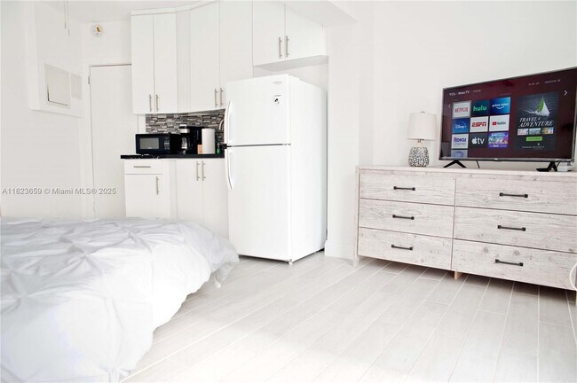 Building Photo - 4105 N Ocean Dr