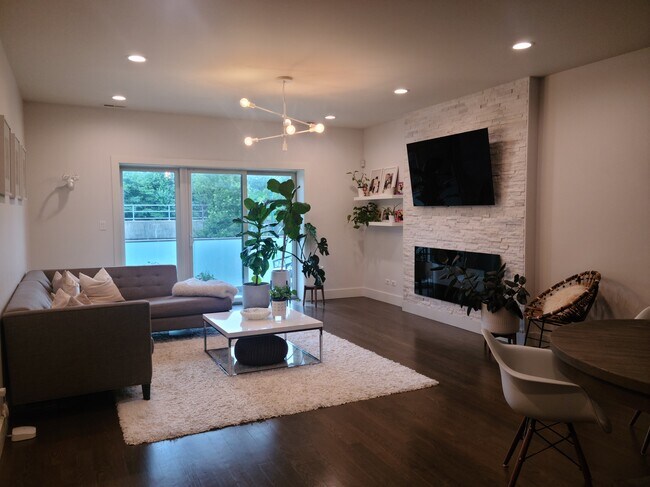 Living Area - 1146 W Hubbard St