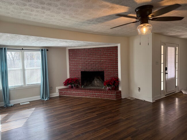 Foto del edificio - 6930 Dogwood Ln