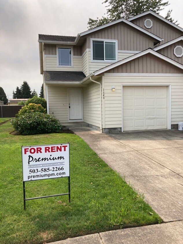 Foto principal - Three Bedroom Duplex in Keizer, Landcaping...