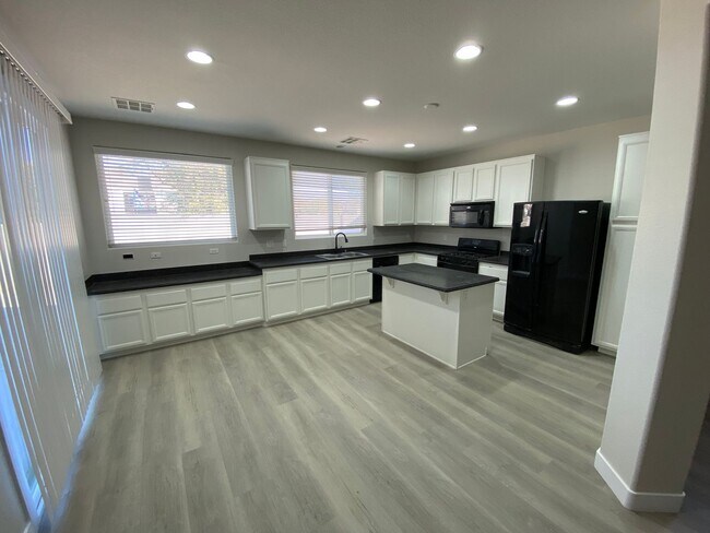 Building Photo - Two Story 3 bed/2.5 bath home in Silverado Ranch area