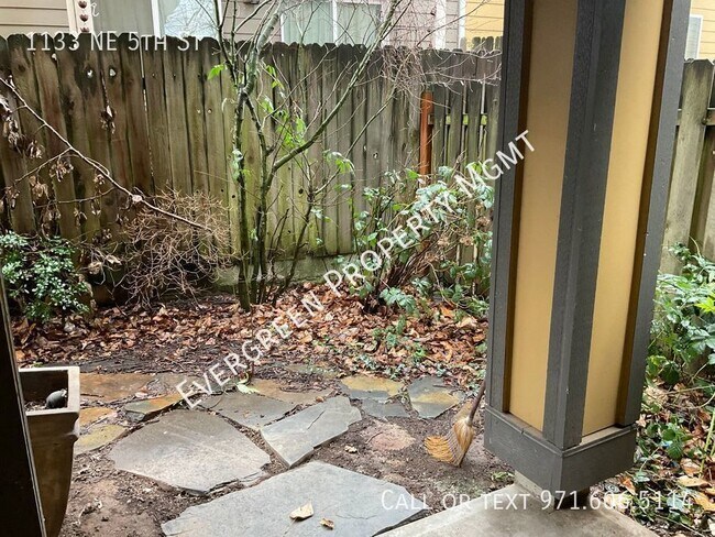 Building Photo - Beautiful Townhome in a Secured Gated Comm...