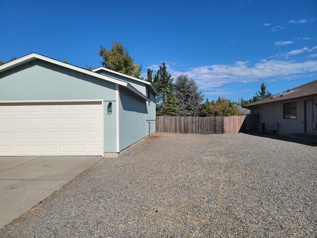 Foto del edificio - Great update 4-Bedroom Home On The South H...