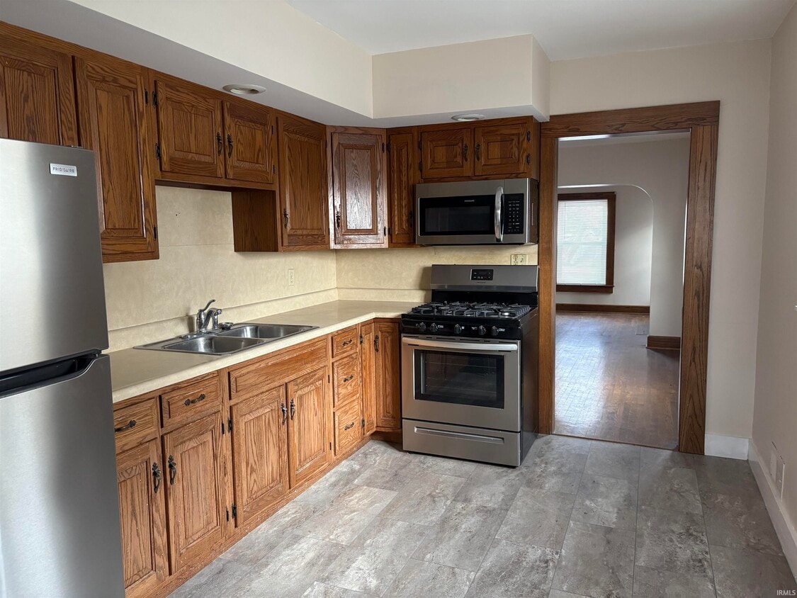 Building Photo - 352 N Broadway St