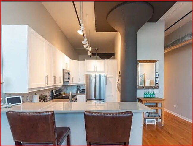 Building Photo - 1224 W Van Buren St