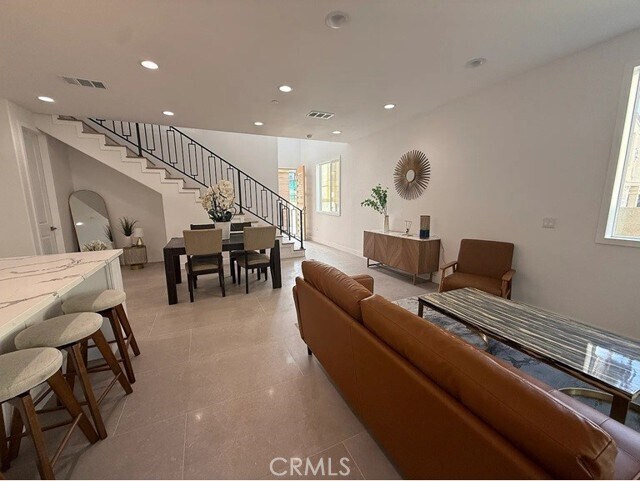 Foto del edificio - 8081 La Palma Dr