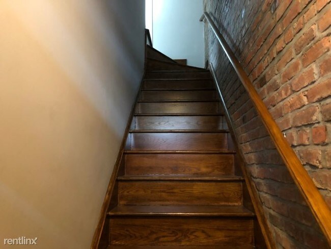 Building Photo - 3 br, 2 bath Townhome - 165 W 10th St