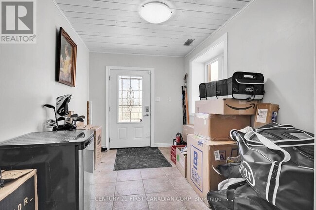 Photo du bâtiment - 23992 Denfield Rd