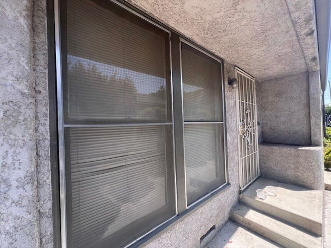 Building Photo - 502 S Santa Fe St