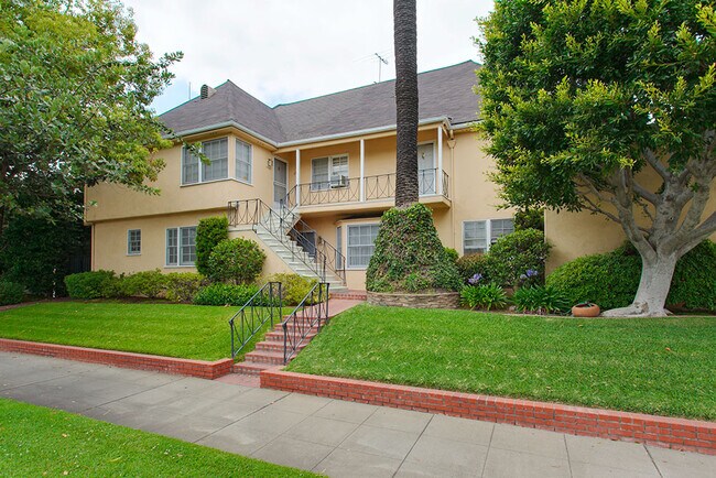 Building Photo - 1750 Huntington Dr
