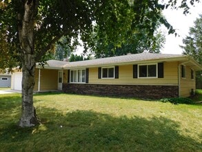 Building Photo - 1325 Green Acres Ln