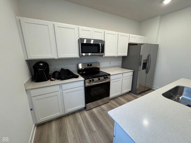 Building Photo - 2925 Grand Rdg Dr