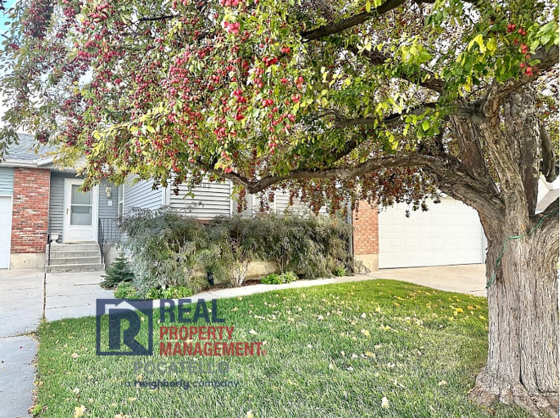 Primary Photo - 3 Bed 2.5 Bath Twin Home - Double Car Gara...