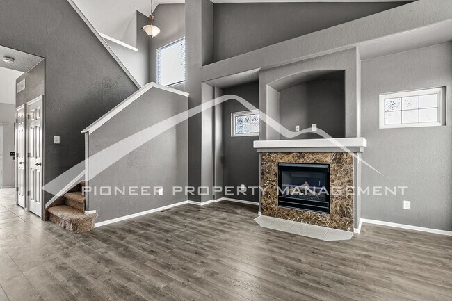 Foto del edificio - Spacious Home with Fenced Yard and 2 Car G...
