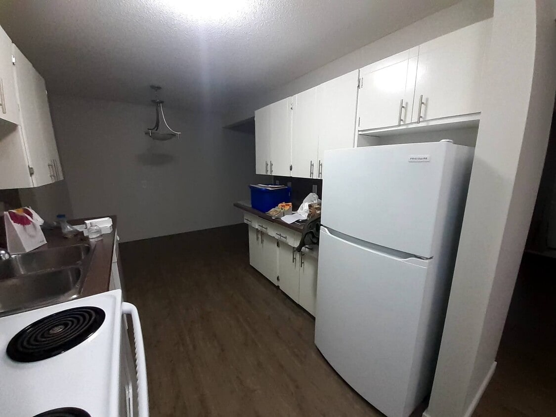 Building Photo - 10849 117 St NW