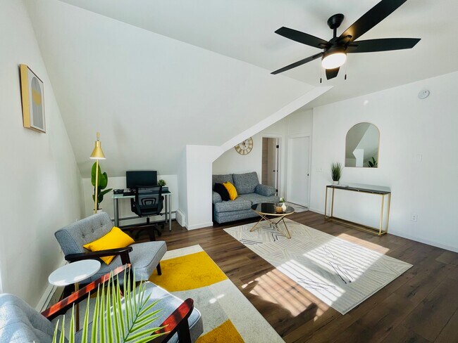 Sala de estar - 143 Oak St