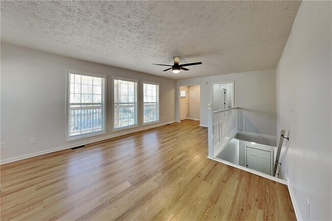 Building Photo - 778 Summer Dr NW