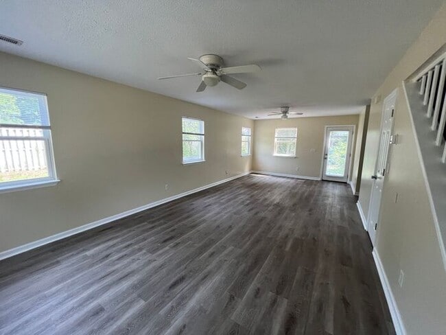 Building Photo - Students Welcome! Close to UNCW! Large 4 b...