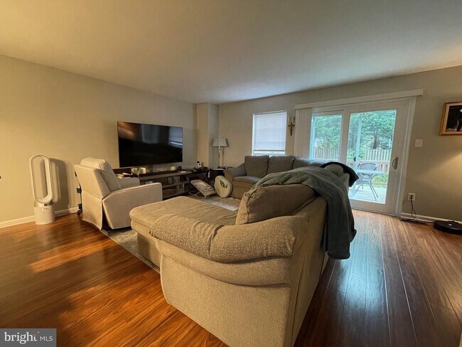 Building Photo - 1247 Quaker Hill Dr