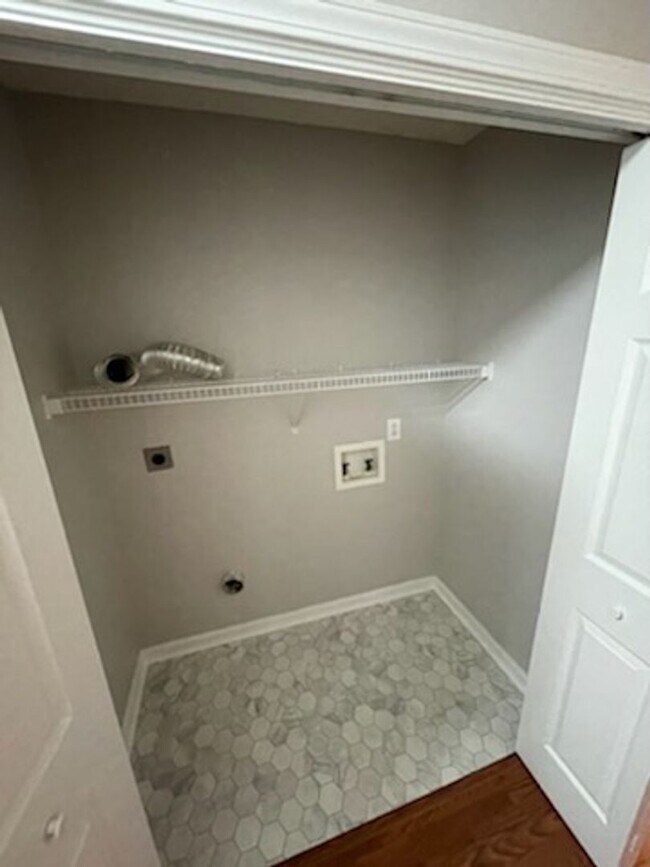 Foto del edificio - Renovated 3 Bedroom Home For Rent Near Post!