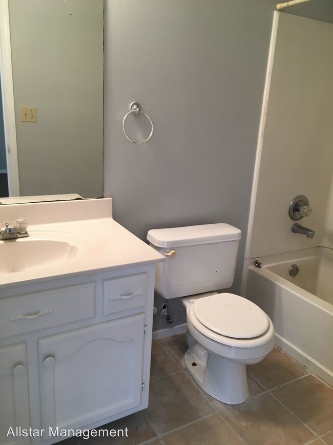 Building Photo - 10165 Oak Leaf Dr