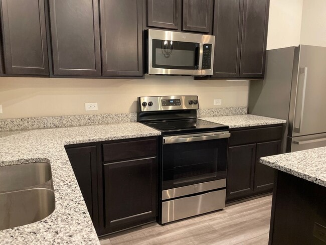 Building Photo - Available Now! 3 bed, 2 bath, Park Meadows...