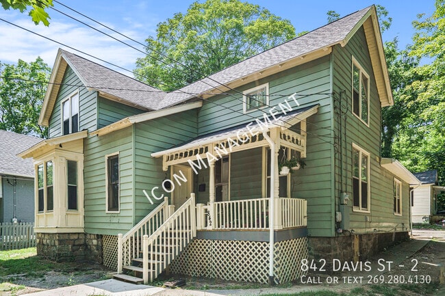 Building Photo - 842 Davis St