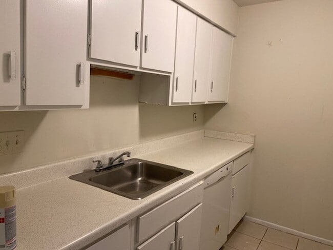 Building Photo - 310 Cherokee Ct