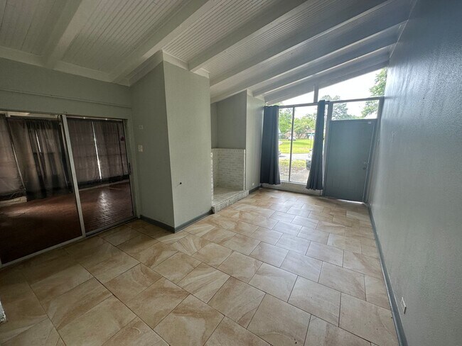 Building Photo - Spacious Southern Hills Home