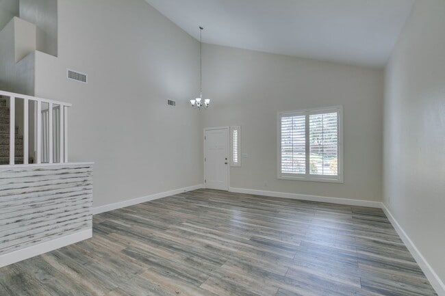 Building Photo - Warm Springs / N. Stephanie - 3 bedroom up...