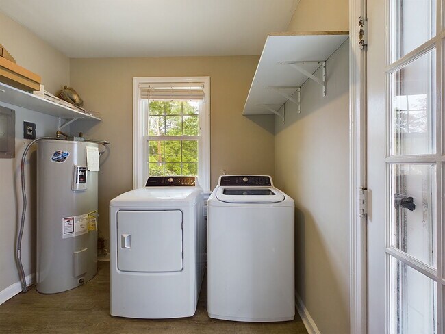 Building Photo - "Charming 3-Bed Richmond Retreat on Three Chopt Rd!"