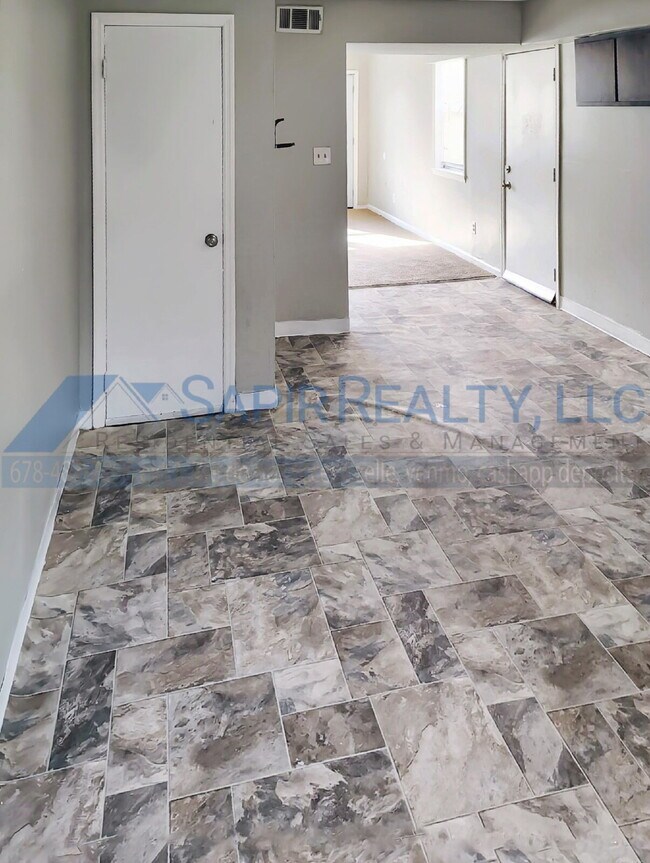 Foto del edificio - 774 Lilly Ave