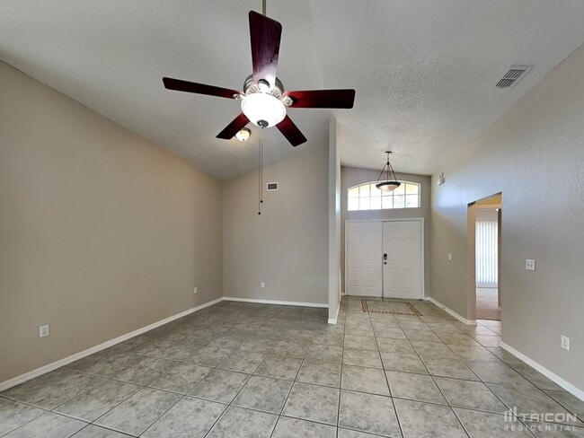 Building Photo - 7641 Manor Dr