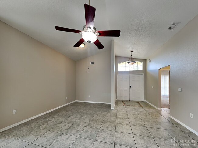 Foto del edificio - 7641 Manor Dr