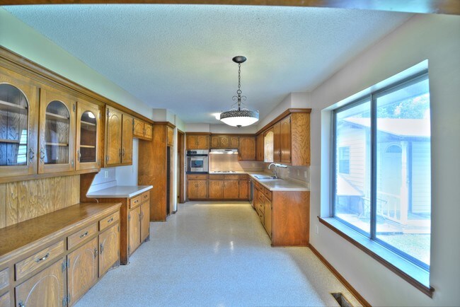Building Photo - 3812 N Riverside Dr