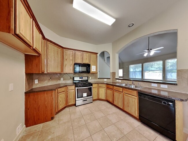 Foto del edificio - 4921 Summer Ridge Dr