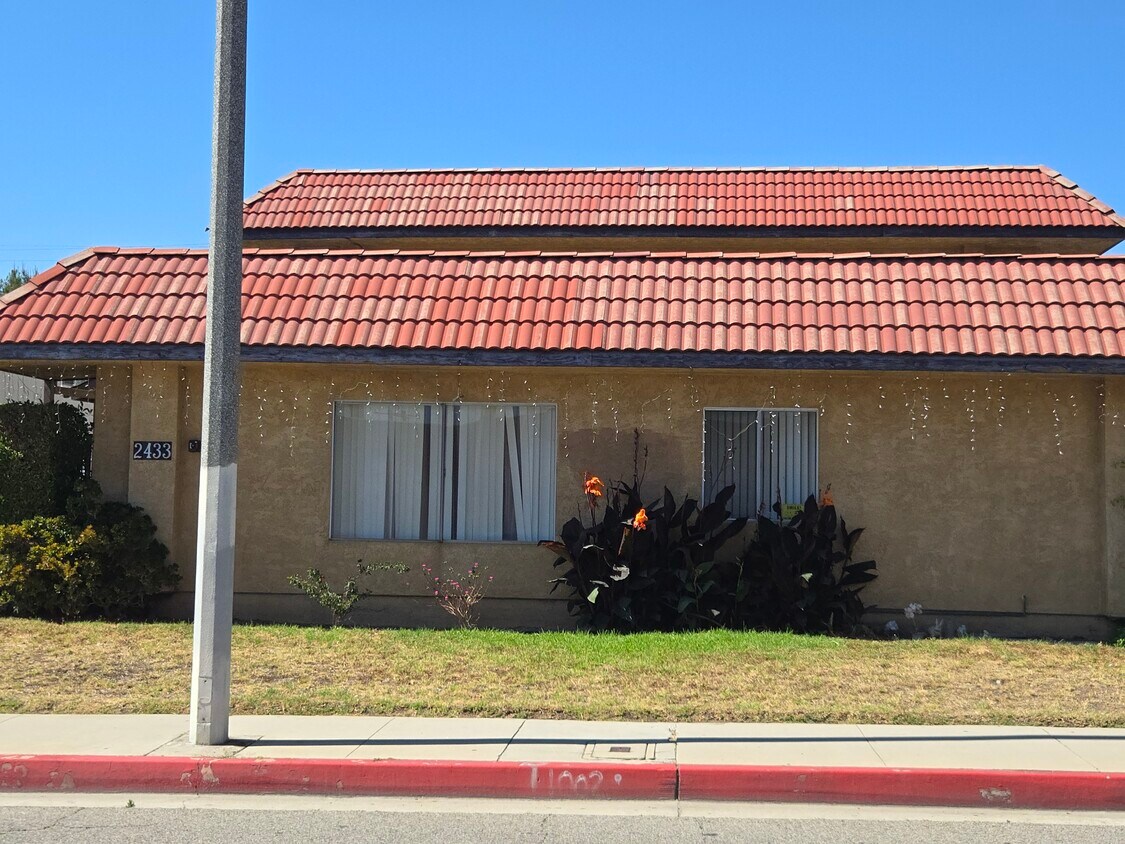 Foto principal - 2433 E Garvey Ave N