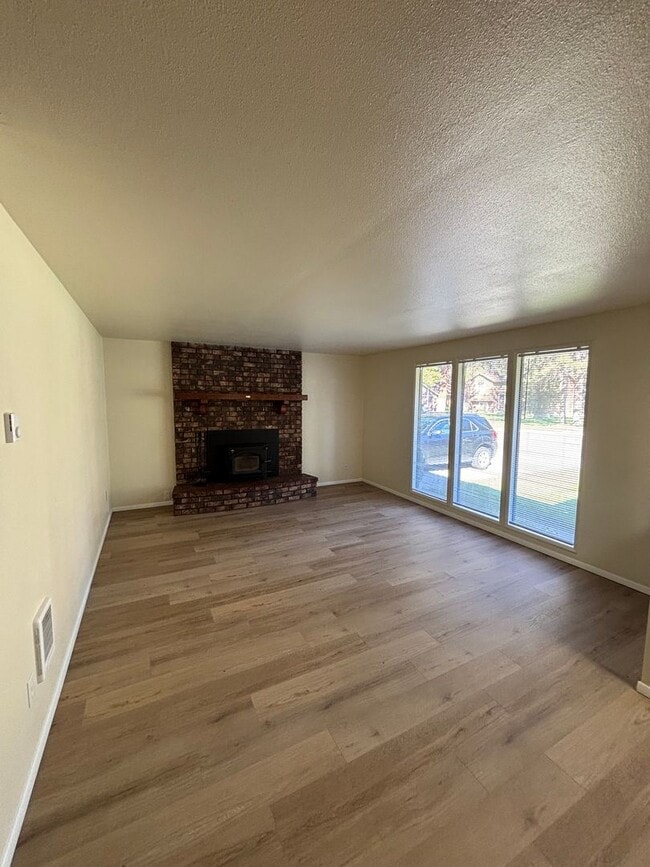 Building Photo - Ponderosa Loop Home - PONDEROSA LOOP (P#18)