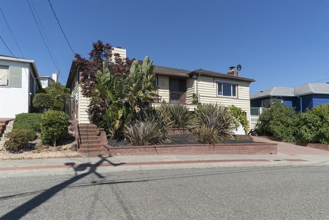 Building Photo - Redwood Heights Lease