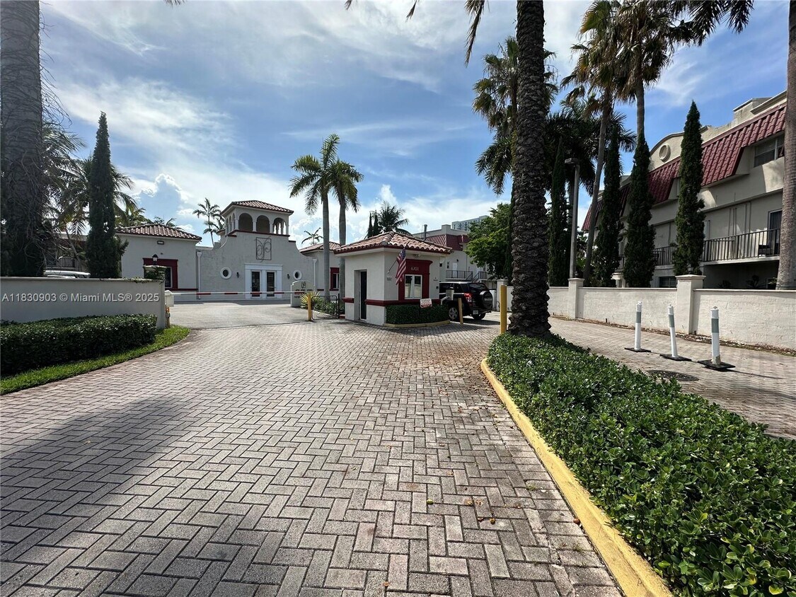 Foto principal - 6707 N Kendall Dr