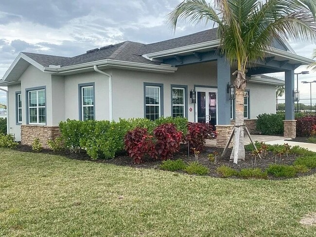 Building Photo - 324 Spg Hl Lk Lp