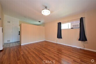 Building Photo - 902 S Marengo Ave
