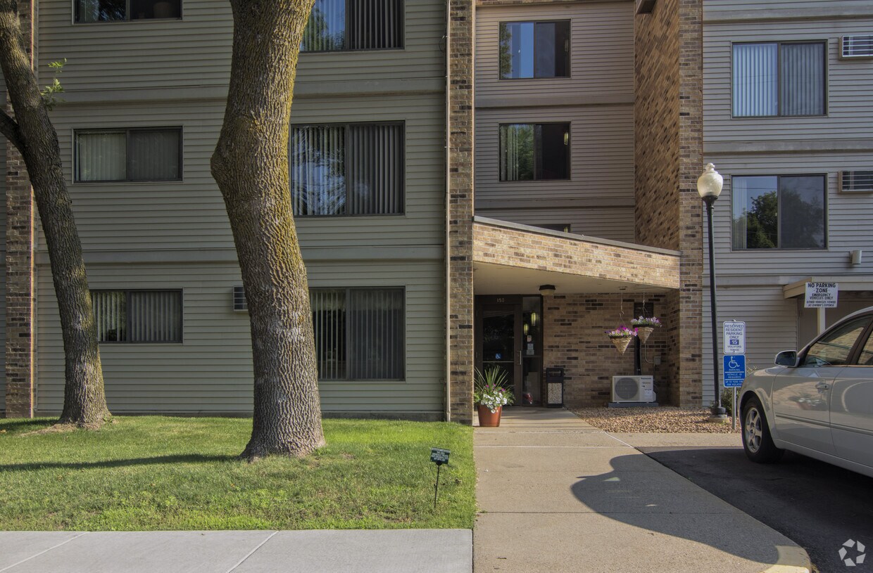 Boardwalk Apartments Apartments in Wayzata, MN