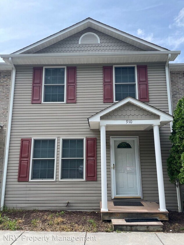 Primary Photo - 2 br, 2.5 bath House - 910 2nd Street