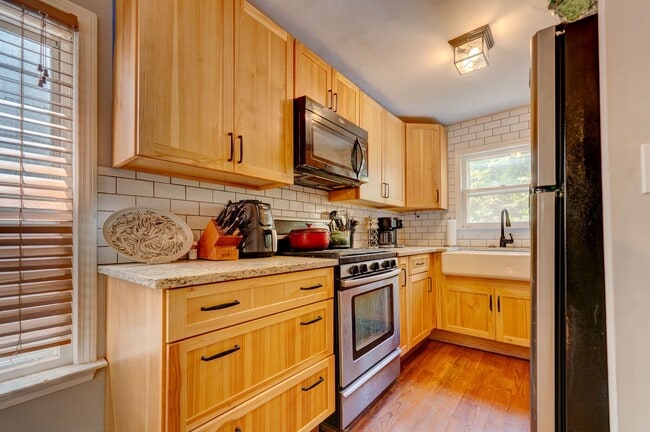 Building Photo - Charming East Rock Single Family