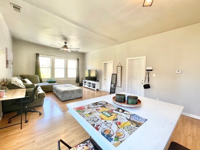 Foto del edificio - 2947 W Cortland St