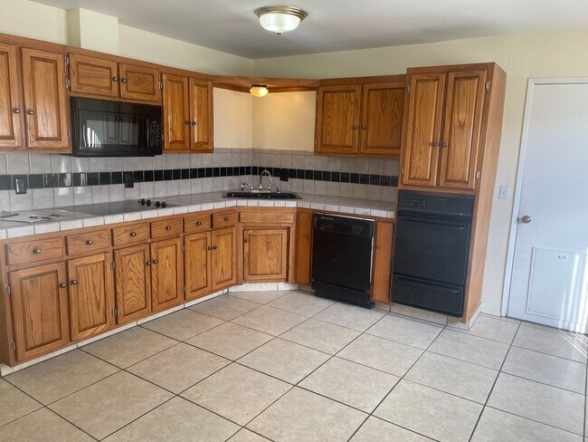 Foto del edificio - 3+2 COMING SOON!