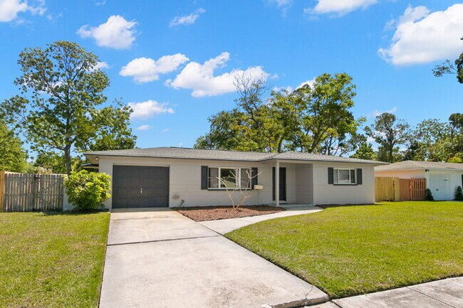 Building Photo - Home For Rent in St Petersburg!