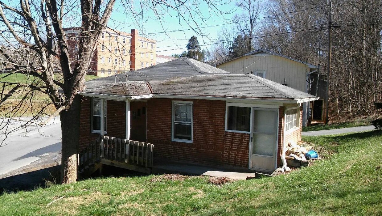 Primary Photo - 106 V I P Rd