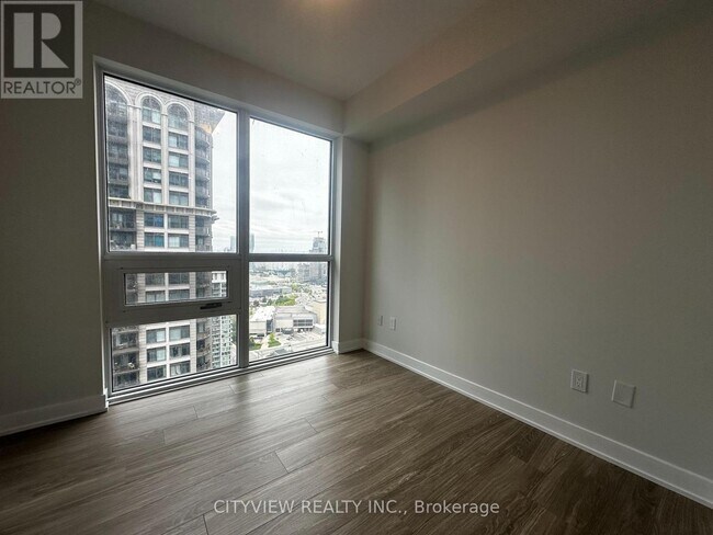 Photo du bâtiment - 430-2430 Square One Dr